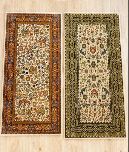 DEUX TAPIS en laine polychrome à décor d’animaux d