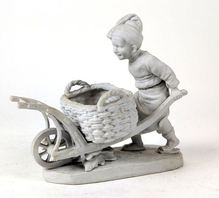 Jeune garçon poussant la brouette
Biscuit
Haut. 20