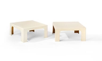 PAIRE DE TABLES BASSES carrées en résine blanche.
