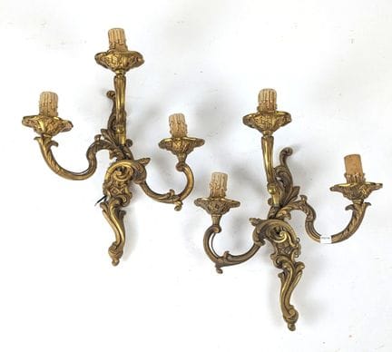 PAIRE D’APPLIQUES en bronze à trois bras de lumièr