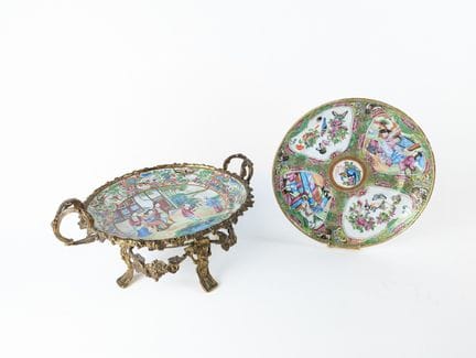 COUPE à deux anses, en bronze doré à décor de guir