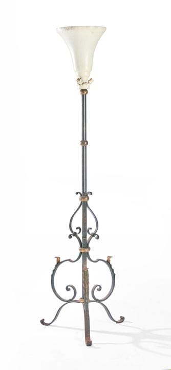 LAMPADAIRE tripode en fer forgé à fût annelé soute