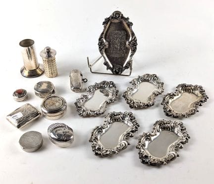 SET IN MINIATURA IN METALLO ARGENTATO composto da 
