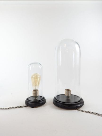 DEUX LAMPES sous cloches de verre, à ampoule à fil