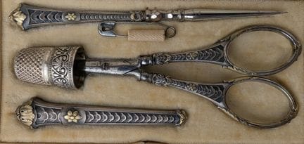 SET DA CUCITO in argento (800), composto da un pai
