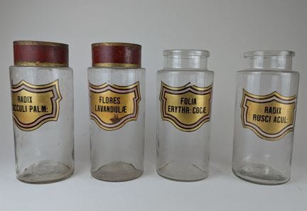 QUATRE GRANDS POTS A PHARMACIE en verre soufflé, a