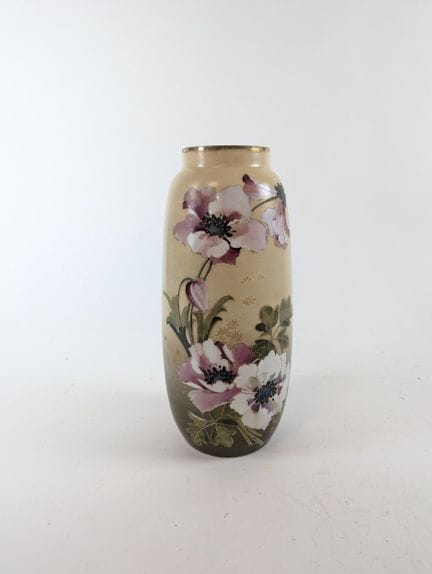 VASO in opalina color crema con decorazioni florea