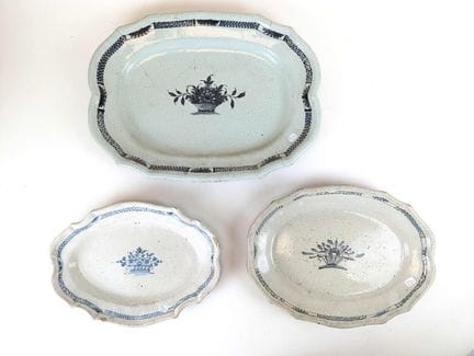 ROUEN
TRE PIATTI OVALI in maiolica detta "Cul noir