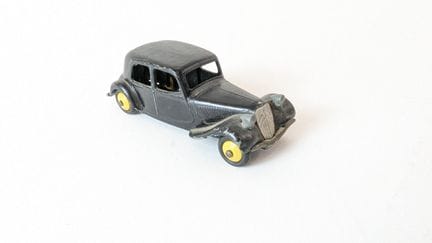 1/43 scale - DINKY TOYS
Black Citroën 11BL (24N) w