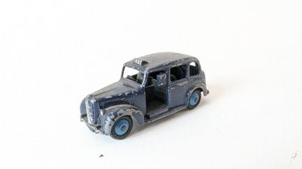 1/43 Scale - DINKY TOYS
Austin Taxi (40H) Navy Blu