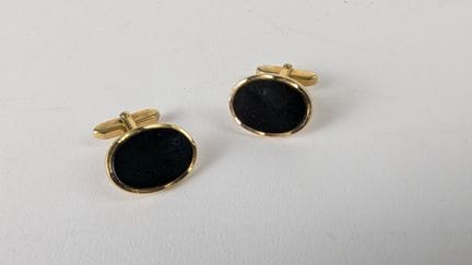 PAIRE DE BOUTONS DE MANCHETTES en métal doré et pi