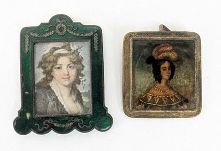DEUX MINIATURES figurant des portraits de femmes, 