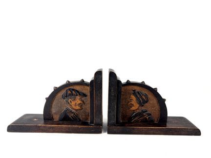 PAIRE DE SERRE-LIVRES en bois sculpté à décor des 