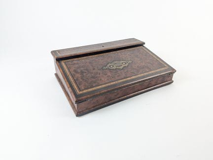 ECRITOIRE en marqueterie d'acajou flammé et incrus
