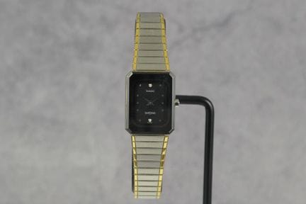 Rado Diastar 石英表，型号 153.1014.3。这款女士腕表采用简约的黑色表盘，搭配棒