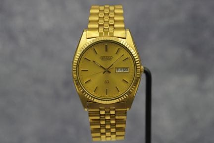 这款精工石英表SQ（型号5Y23-8A69）完美诠释了1970年代腕表的永恒优雅。 其金色表盘与纤细