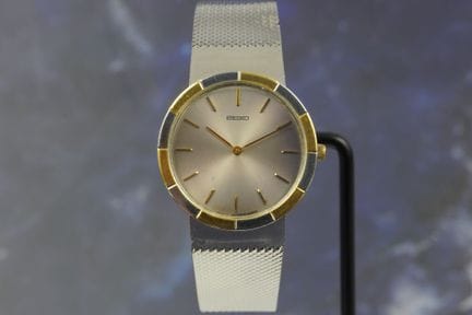 精工石英表，型号2620-0020，产于1988年。这款女士腕表采用简约的银色表盘搭配棒形时标，彰显