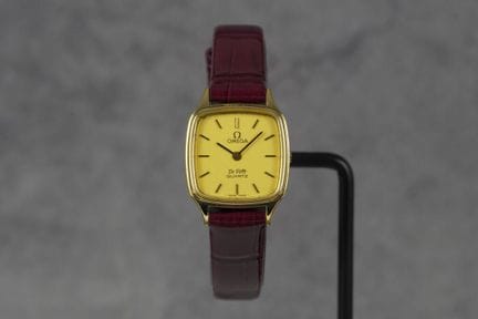 欧米茄De Ville系列型号591.0023，这款1979年出品的腕表配备香槟色表盘和棒形时标，表
