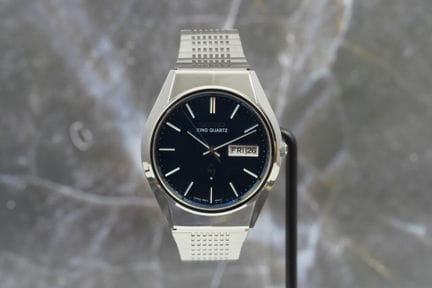 精工King Quartz型号4823-8010，这款1976年的腕表凭借其深蓝色表盘和棒形时标，完