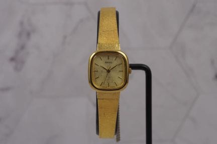 精工石英表型号4N21-5002，这款1999年的腕表体现了世纪之交日本正装腕表的低调优雅。 其20