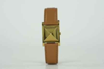 El Hermès Medor, con referencia ME1.210, es un rel