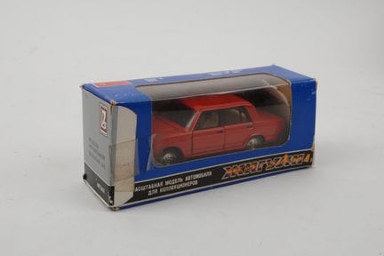 NOVOEXPORT - USSR (1)
Red LADA VAZ 2107. A.C.