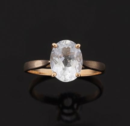 Ring aus 18 Karat Gelbgold (750) mit einem hellbla
