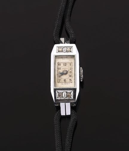 CORD
Art-Déco-Damenarmbanduhr
- Rechteckiges Gehäu