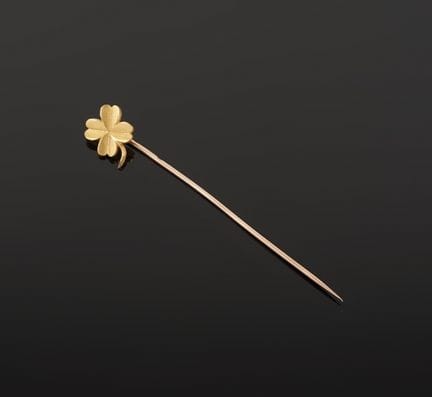 Spilla da cravatta portafortuna in oro giallo 18 c