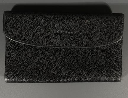 LONGCHAMP
黑色粒面皮革钱包。18.2 x 11 厘米（有少量污渍）