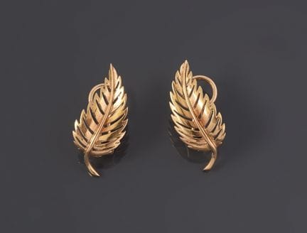 Ein Paar Ohrringe aus 18 Karat Gelbgold (750) mit 