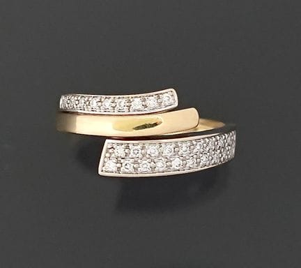 Asymmetrischer, offener Ring im modernistischen St