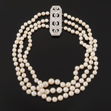 Halskette im Choker-Stil mit drei Reihen cremefarb