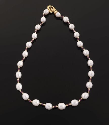 Collana a un filo composta da 24 perle d'acqua dol