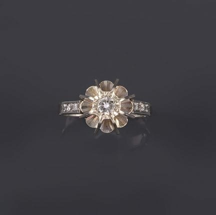 Ring aus Weißgold, verziert mit einem Diamanten in