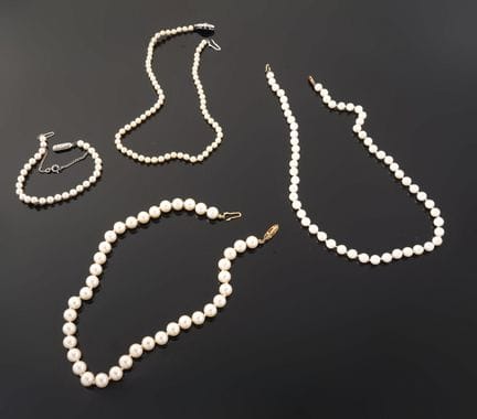 Set composto da tre collane di perle sintetiche, c