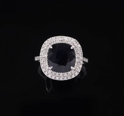 Ring aus 18 Karat Weißgold (750) mit einem Saphir 