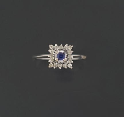 Ring aus 18 Karat Weißgold (750/1000), dessen quad