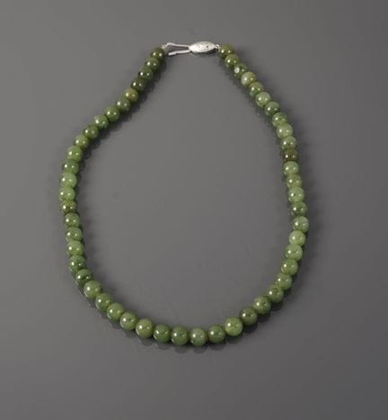 Collana composta da una fila di perle di giada inf