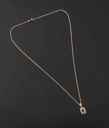 Anhänger in Form einer Margerite aus 18 Karat Gelb