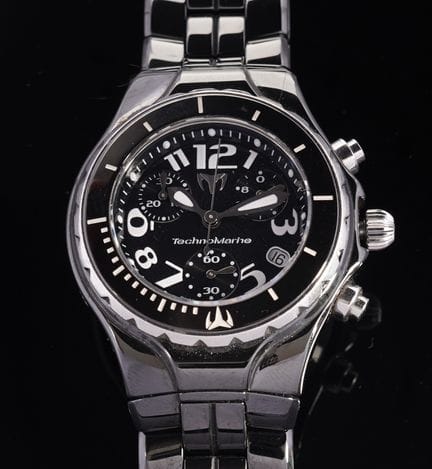 TECHNOMARINE

Armbanduhr aus schwarzer Keramik.

–