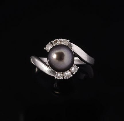 Ring aus 950er Platin, verziert mit einer grau-bra