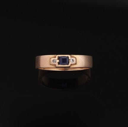 Ring aus 18 Karat Gelbgold (750) mit einem quadrat