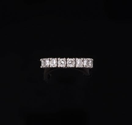 Ehering aus 18 Karat Weißgold (750) mit 9 Diamante