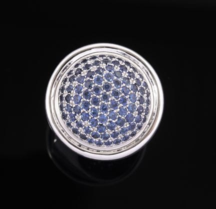 Erste Schmuckstücke 
Gewölbter Ring aus 18 Karat W