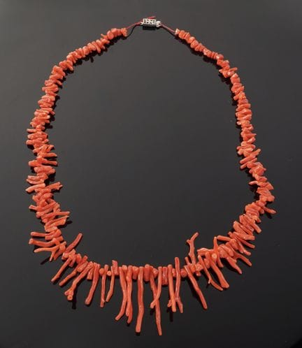 Collana di rami cadenti di corallo (colorato), chi