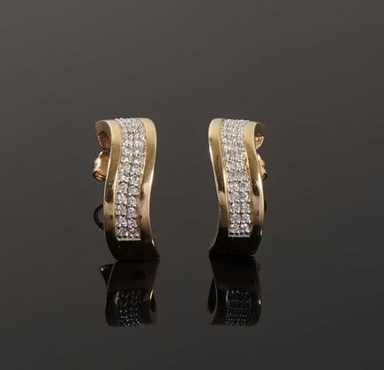 Ein Paar Ohrringe aus 18 Karat Gelbgold (750) mit 