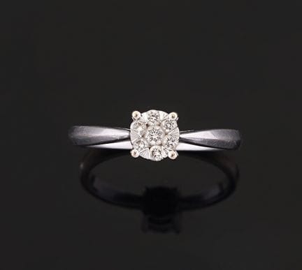 Ring aus 850er Platin, verziert mit 7 Diamanten, d