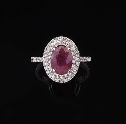 Ring aus 18 Karat Weißgold (750) mit einem oval ge