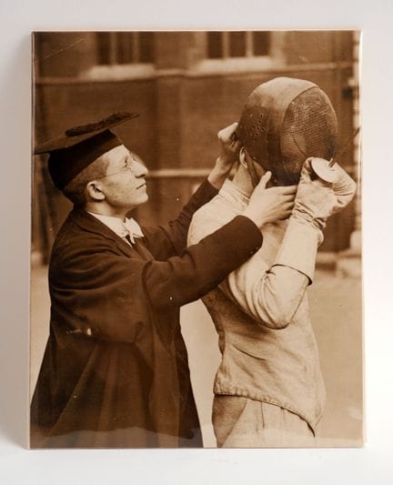 Fencing / Great Britain 
Adjusting the Mask
Vintag